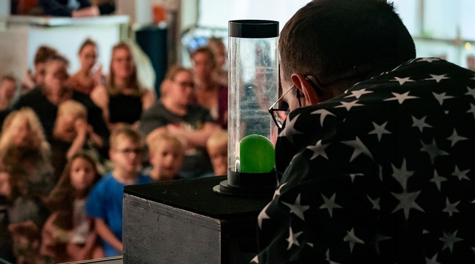 Spannende podiumshow met publiek en interactieve goochelact